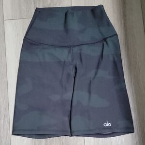 ALO Yoga Dark Camo Biker Shorts